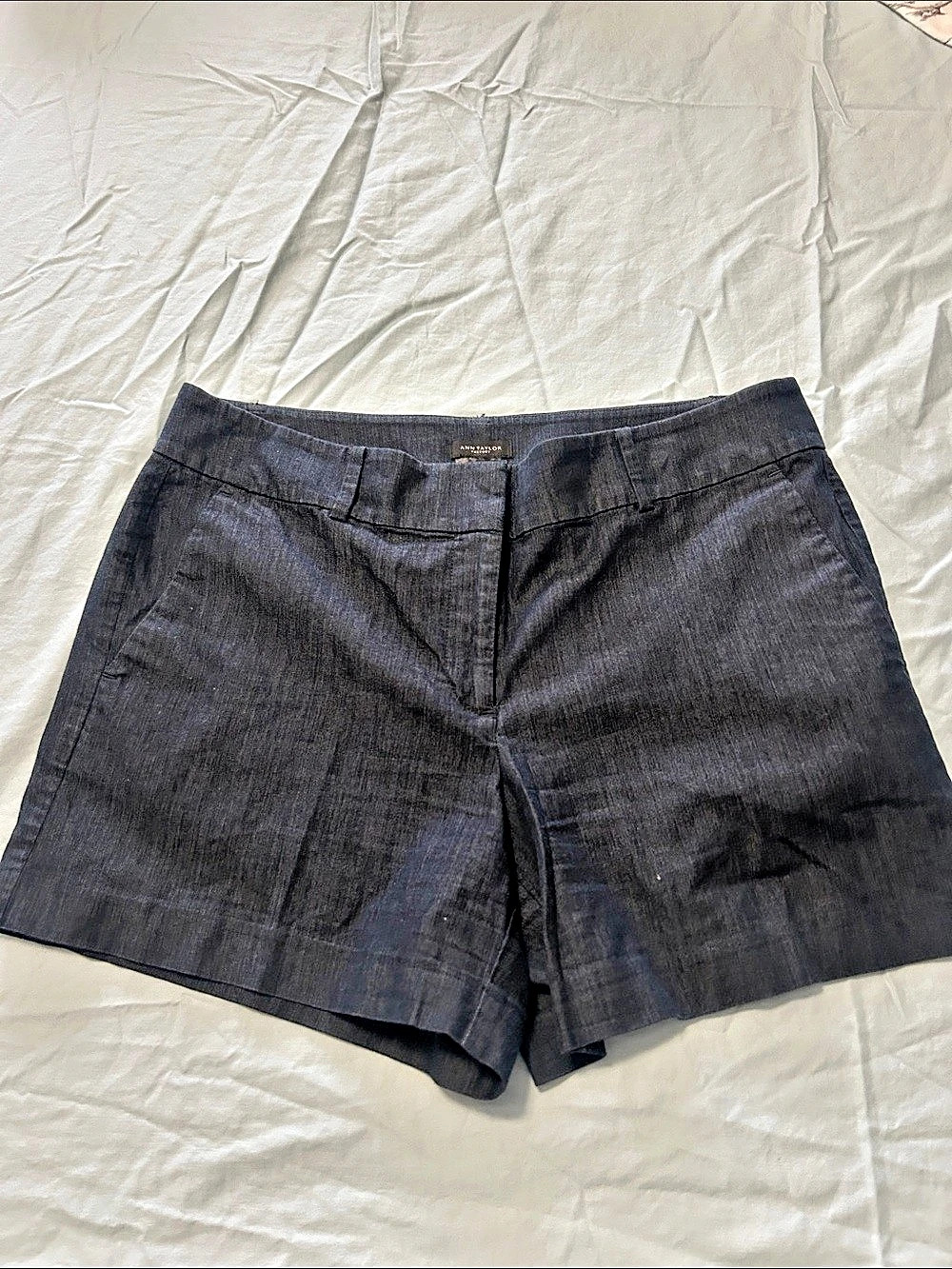 Ann Taylor Signature Bermuda Shorts in Black Size 6 Like New